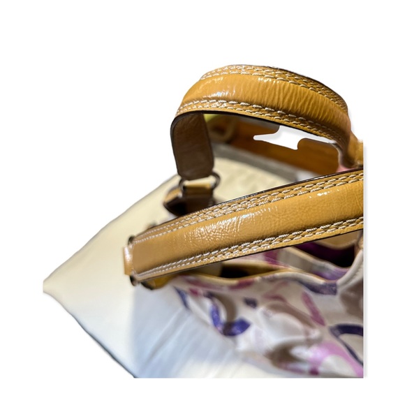 Coach - Picture 7 of 9